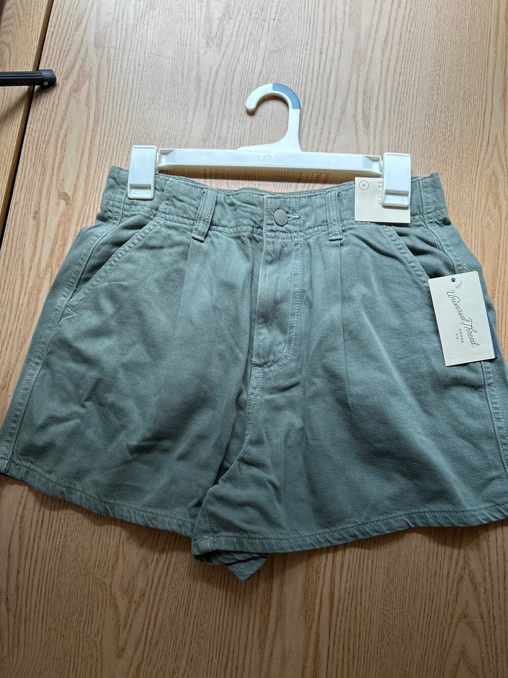 New Women’s Universal Thread Pleated Shorts High Rise Cotton Lyocell Size 6